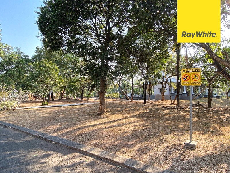 Rumah Depan Taman di Kota Wisata Cibubur