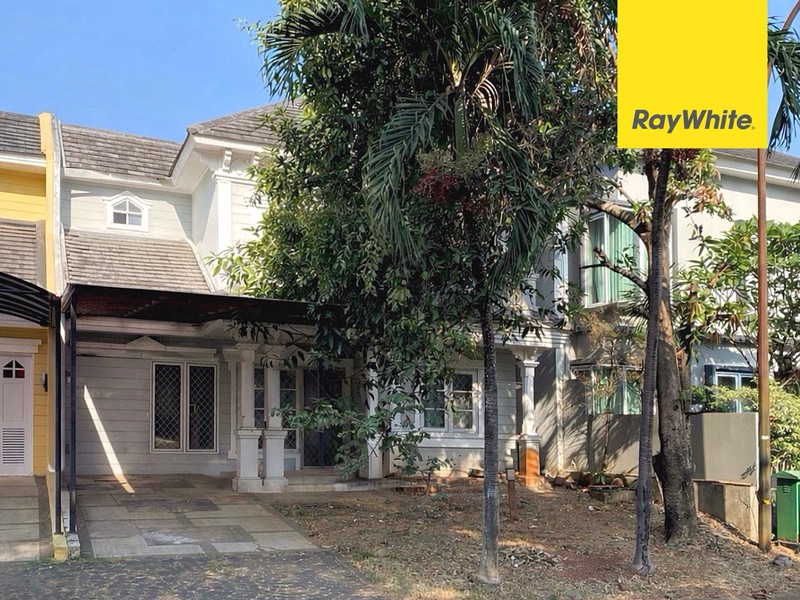 Rumah Depan Taman di Kota Wisata Cibubur