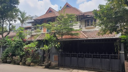 Rumah 2 Lantai Lokasi Strategis di Hang Jebat Kebayoran Baru 