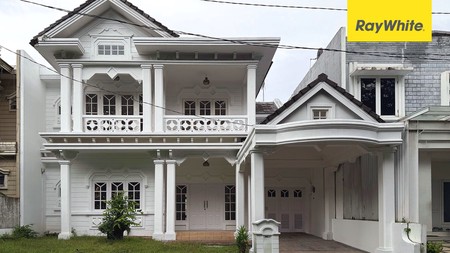 Rumah Besar dengan 4 Kamar Tidur di Kota Wisata Cibubur