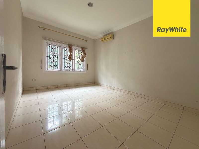 Rumah Besar dengan 4 Kamar Tidur di Kota Wisata Cibubur