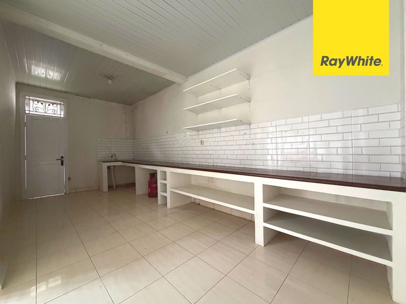 Rumah Besar dengan 4 Kamar Tidur di Kota Wisata Cibubur