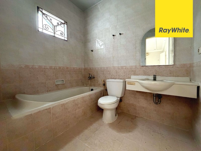 Rumah Besar dengan 4 Kamar Tidur di Kota Wisata Cibubur