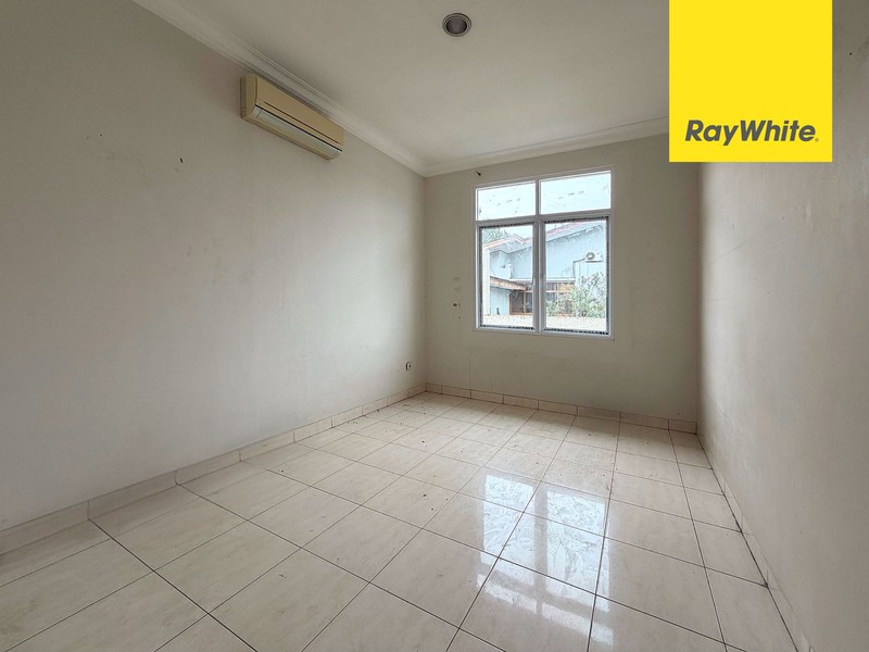 Rumah Besar dengan 4 Kamar Tidur di Kota Wisata Cibubur