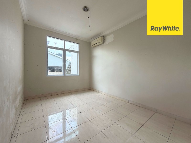 Rumah Besar dengan 4 Kamar Tidur di Kota Wisata Cibubur