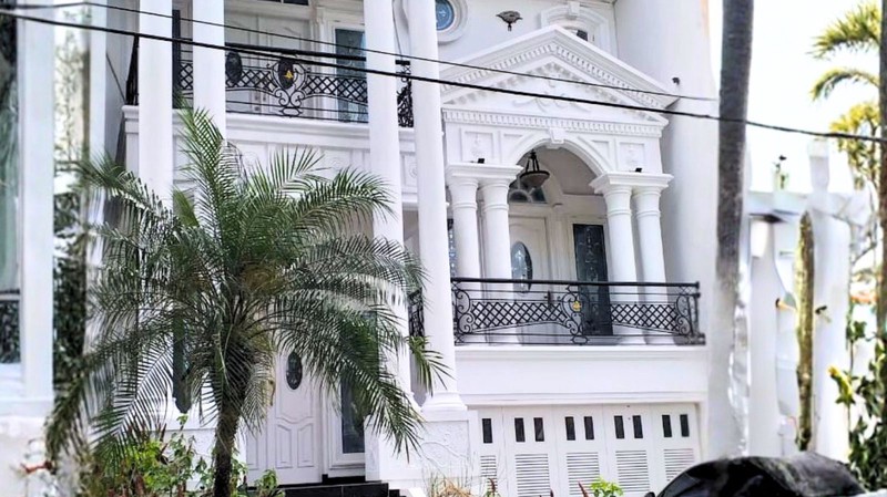 Dijual Rumah Mewah 3 Lantai Jatinegara Baru Jaktim