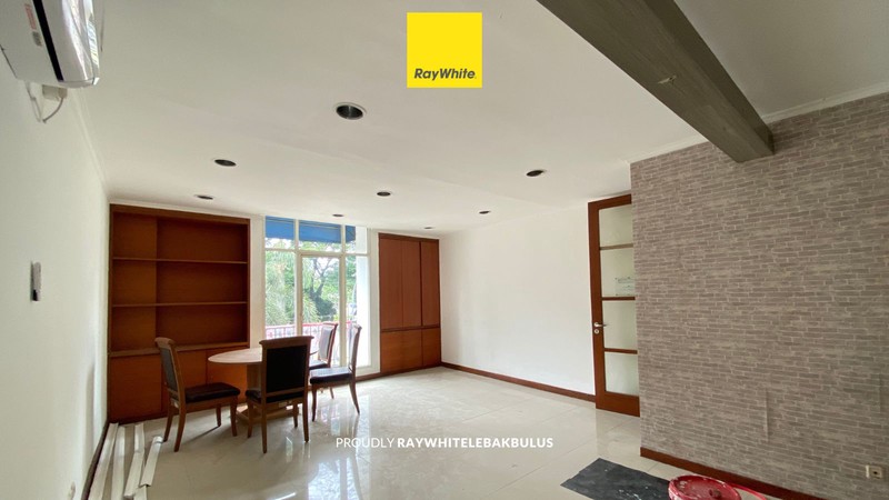 Disewakan Ruko Strategis 3,5 Lantai Depan di Plaza 3 Pondok Indah! Cocok untuk kantor atau tempat usaha!