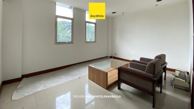 Disewakan Ruko Strategis 3,5 Lantai Depan di Plaza 3 Pondok Indah! Cocok untuk kantor atau tempat usaha!