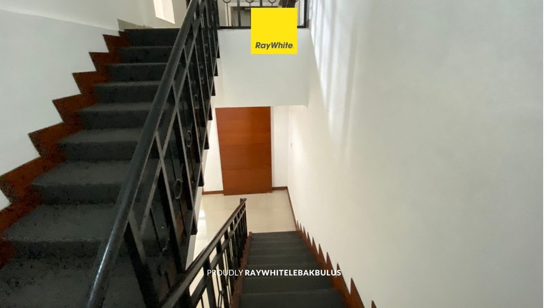 Disewakan Ruko Strategis 3,5 Lantai Depan di Plaza 3 Pondok Indah! Cocok untuk kantor atau tempat usaha!