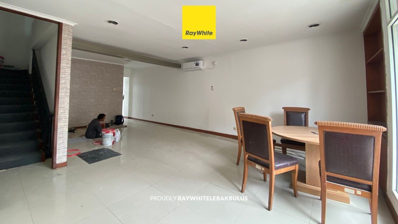 Disewakan Ruko Strategis 3,5 Lantai Depan di Plaza 3 Pondok Indah! Cocok untuk kantor atau tempat usaha!