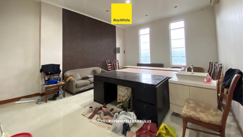 Disewakan Ruko Strategis 3,5 Lantai Depan di Plaza 3 Pondok Indah! Cocok untuk kantor atau tempat usaha!