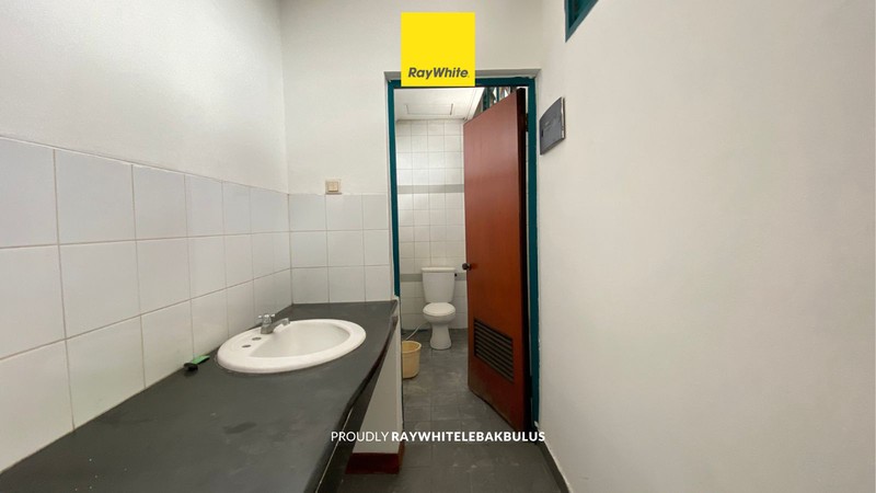 Disewakan Ruko Strategis 3,5 Lantai Depan di Plaza 3 Pondok Indah! Cocok untuk kantor atau tempat usaha!