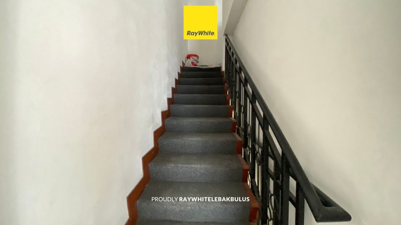 Disewakan Ruko Strategis 3,5 Lantai Depan di Plaza 3 Pondok Indah! Cocok untuk kantor atau tempat usaha!