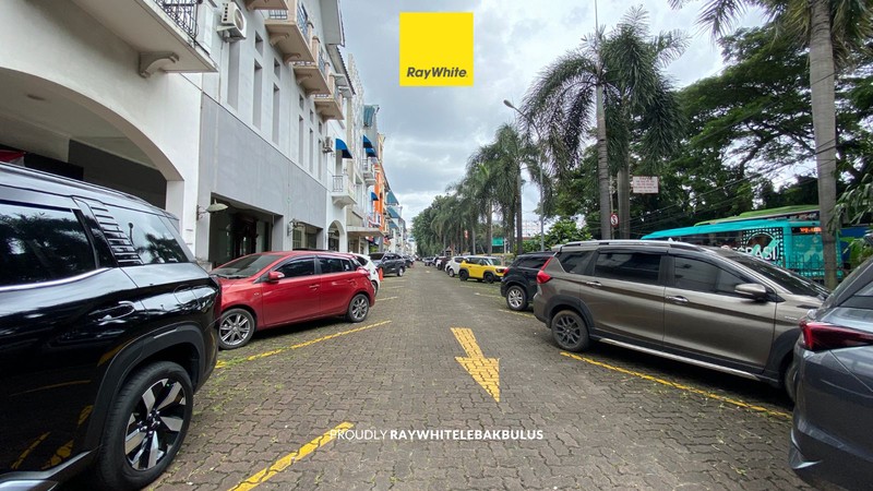 Disewakan Ruko Strategis 3,5 Lantai Depan di Plaza 3 Pondok Indah! Cocok untuk kantor atau tempat usaha!