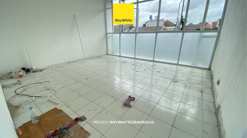 Disewakan Ruko Strategis 3,5 Lantai Depan di Plaza 3 Pondok Indah! Cocok untuk kantor atau tempat usaha!