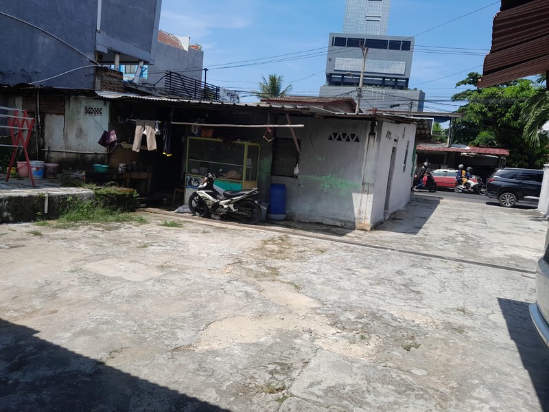 Dijual Cepat  Tanah Bonus Bangunan Rumah 2 Lantai, Kost-kosan 4 Pintu dan Kios Di Tanjung Karang Pusat