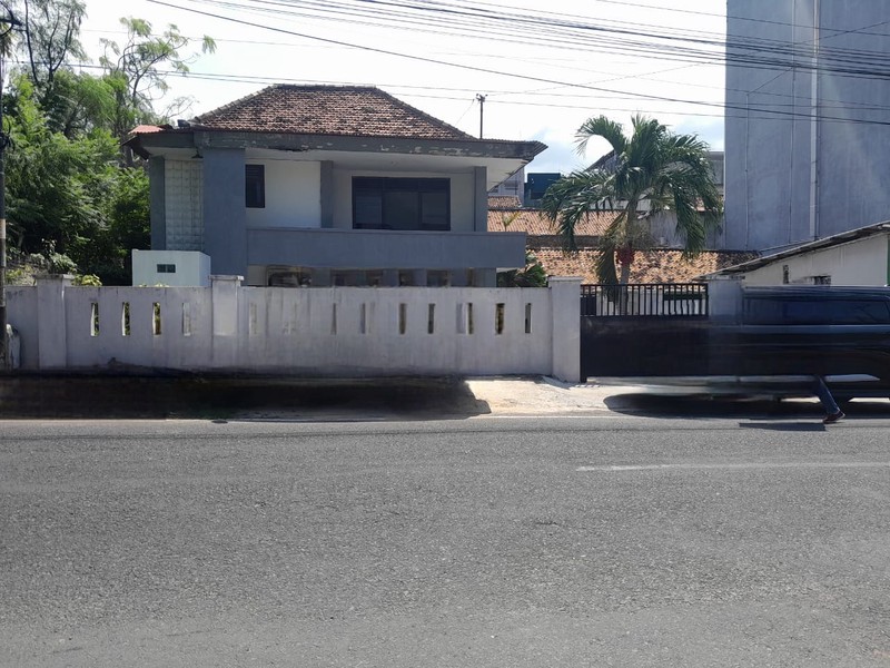 Dijual Cepat  Tanah Bonus Bangunan Rumah 2 Lantai, Kost-kosan 4 Pintu dan Kios Di Tanjung Karang Pusat