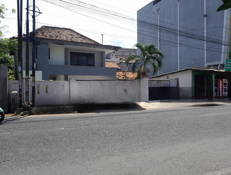 Dijual Cepat  Tanah Bonus Bangunan Rumah 2 Lantai, Kost-kosan 4 Pintu dan Kios Di Tanjung Karang Pusat