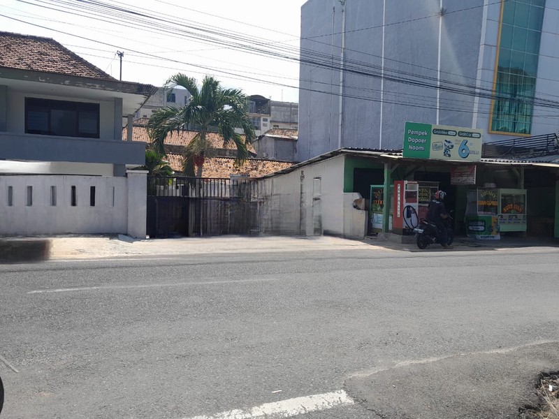 Dijual Cepat  Tanah Bonus Bangunan Rumah 2 Lantai, Kost-kosan 4 Pintu dan Kios Di Tanjung Karang Pusat