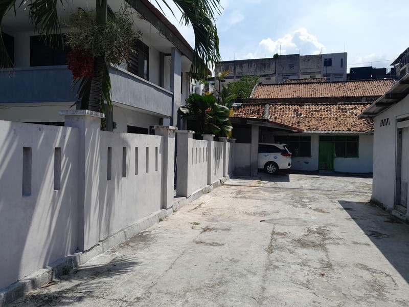 Dijual Cepat  Tanah Bonus Bangunan Rumah 2 Lantai, Kost-kosan 4 Pintu dan Kios Di Tanjung Karang Pusat