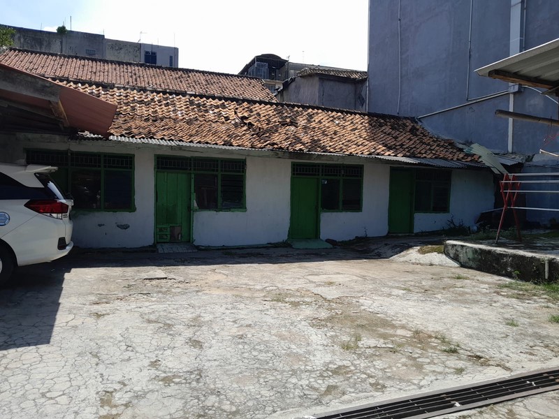 Dijual Cepat  Tanah Bonus Bangunan Rumah 2 Lantai, Kost-kosan 4 Pintu dan Kios Di Tanjung Karang Pusat