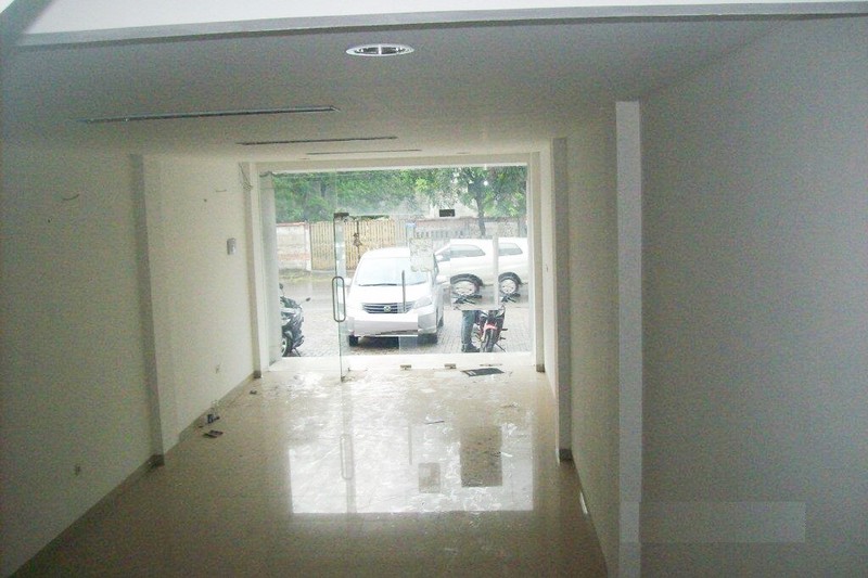 Ruko Deplu raya 3lt ..Pinggir Jalan Ramai.. cocok untuk usaha.. di Bintaro Jakarta. Selatan..