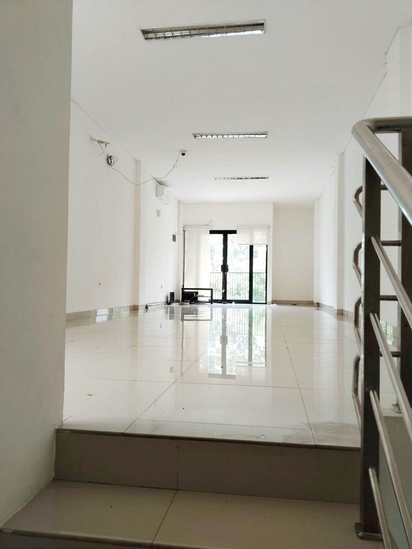 Ruko Deplu raya 3lt ..Pinggir Jalan Ramai.. cocok untuk usaha.. di Bintaro Jakarta. Selatan..