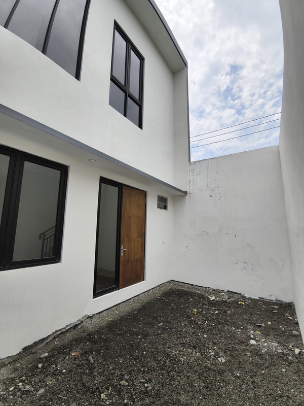 Rumah 2 Lantai Murah di Surabaya Utara - Free Biaya, Canopy dan AC