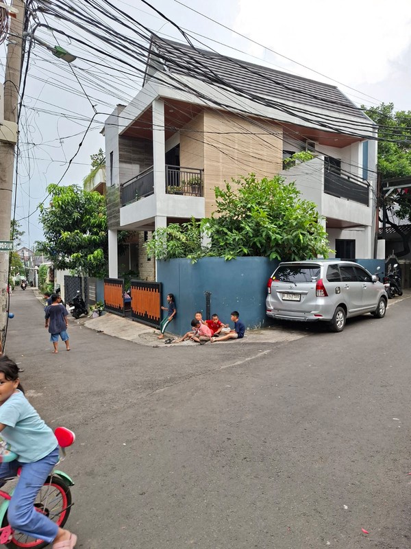 Rumah Hoek 2 Lantai di Pengantin Ali Ciracas Jak Tim