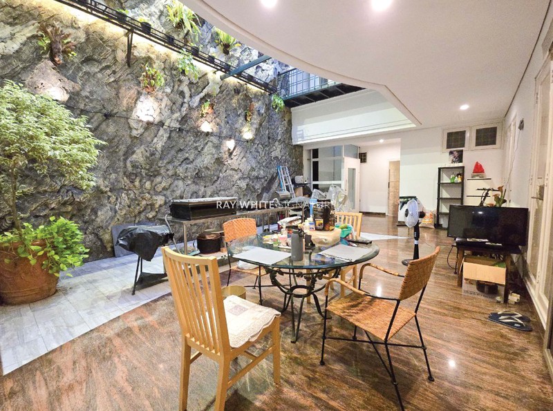 Dijual Rumah Mewah 2 Kavling Lokasi Elite Mega Kuningan 