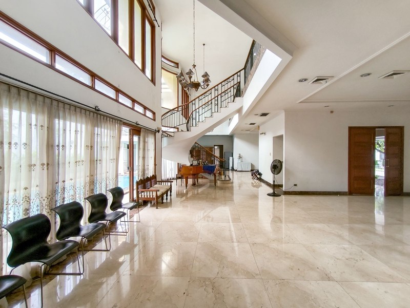 Rumah dengan Pool di Pondok Indah Jakarta Selatan