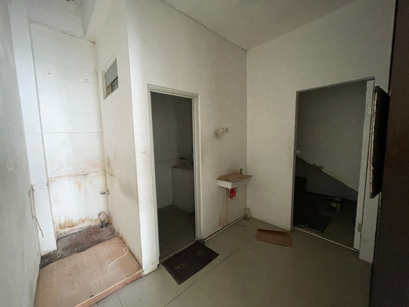 MURAH Disewakan Ruko Surabaya Barat - Ruko Dian Istana Wiyung Surabaya Barat - Modern 3 Lantai - Parkiran Mobil Luas Cocok Buat Segala Usaha Kantor, Bank, Salon, Refleksi, Bimbel/ Kursus , Cafe, Resto