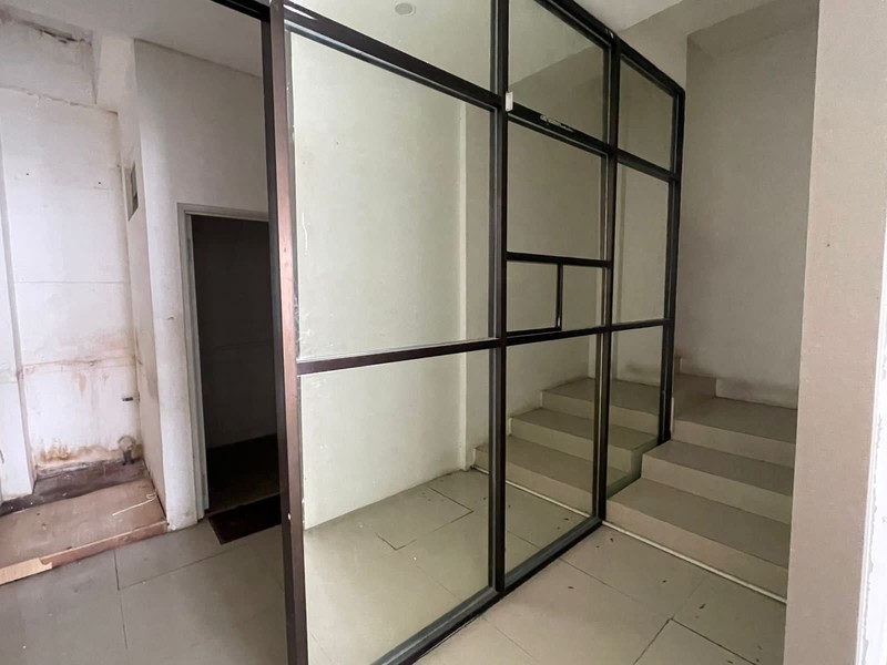 MURAH Disewakan Ruko Surabaya Barat - Ruko Dian Istana Wiyung Surabaya Barat - Modern 3 Lantai - Parkiran Mobil Luas Cocok Buat Segala Usaha Kantor, Bank, Salon, Refleksi, Bimbel/ Kursus , Cafe, Resto