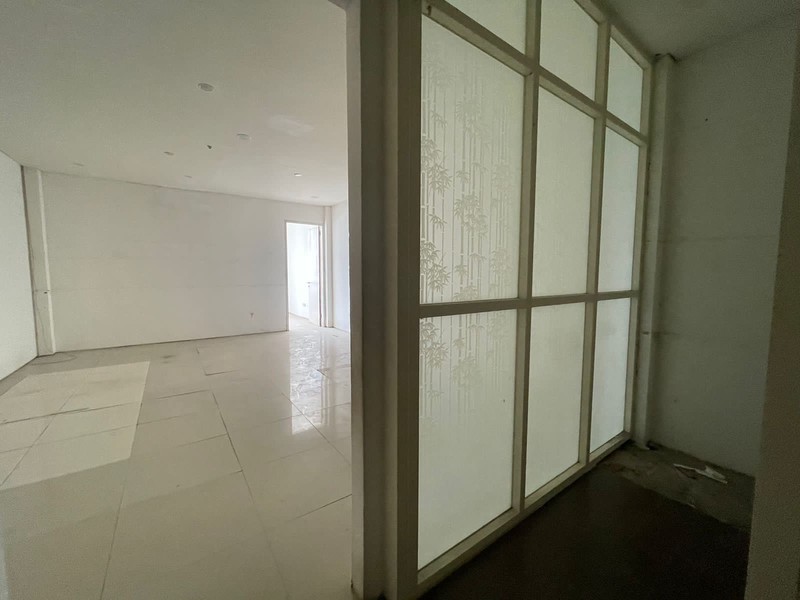 MURAH Disewakan Ruko Surabaya Barat - Ruko Dian Istana Wiyung Surabaya Barat - Modern 3 Lantai - Parkiran Mobil Luas Cocok Buat Segala Usaha Kantor, Bank, Salon, Refleksi, Bimbel/ Kursus , Cafe, Resto