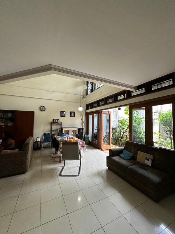 Rumah 3 lantai di lokasi strategis di Radio Dalam Area Hanya selangkah ke Grandlucky Superstore dan 7 menit dari Gandaria City