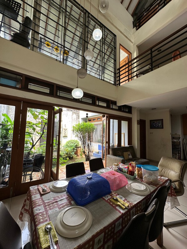 Rumah 3 lantai di lokasi strategis di Radio Dalam Area Hanya selangkah ke Grandlucky Superstore dan 7 menit dari Gandaria City