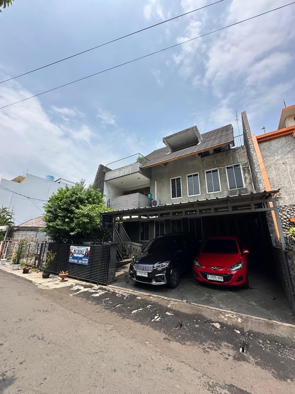 Rumah 3 lantai di lokasi strategis di Radio Dalam Area Hanya selangkah ke Grandlucky Superstore dan 7 menit dari Gandaria City