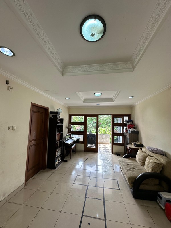 Rumah 3 lantai di lokasi strategis di Radio Dalam Area Hanya selangkah ke Grandlucky Superstore dan 7 menit dari Gandaria City