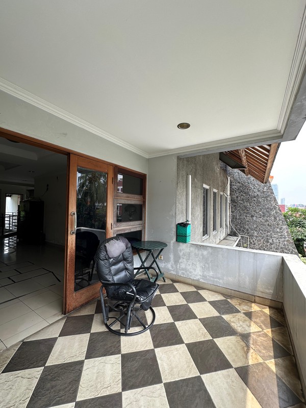 Rumah 3 lantai di lokasi strategis di Radio Dalam Area Hanya selangkah ke Grandlucky Superstore dan 7 menit dari Gandaria City