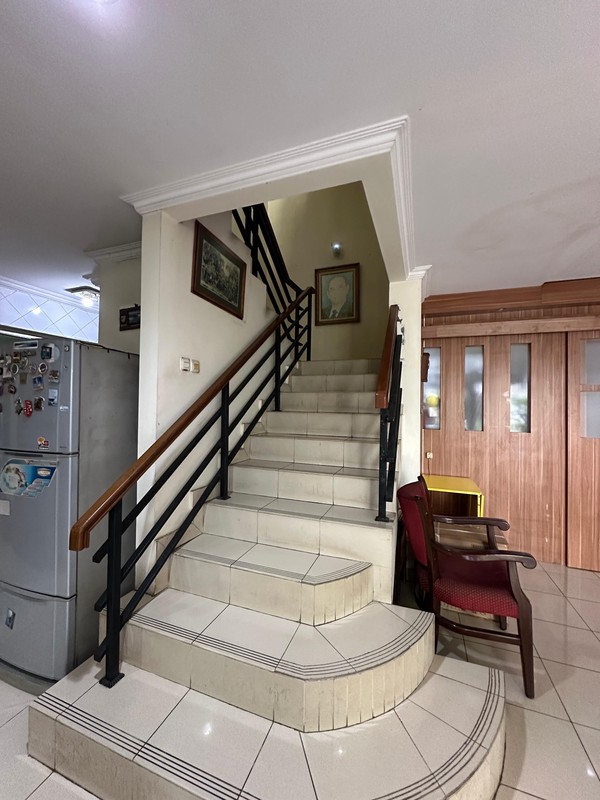 Rumah 3 lantai di lokasi strategis di Radio Dalam Area Hanya selangkah ke Grandlucky Superstore dan 7 menit dari Gandaria City