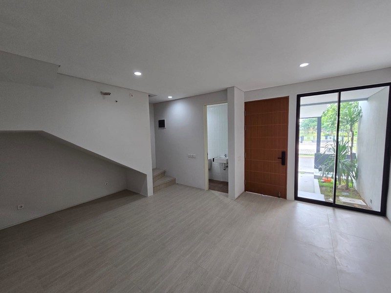 Disewakan Rumah North West Citraland Surabaya - SPESIAL 5 Kamar Tidur  plus Gordyn dan Unit AC  - Best View Danau 