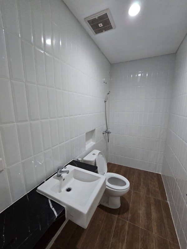 Disewakan Rumah North West Citraland Surabaya - SPESIAL 5 Kamar Tidur  plus Gordyn dan Unit AC  - Best View Danau 