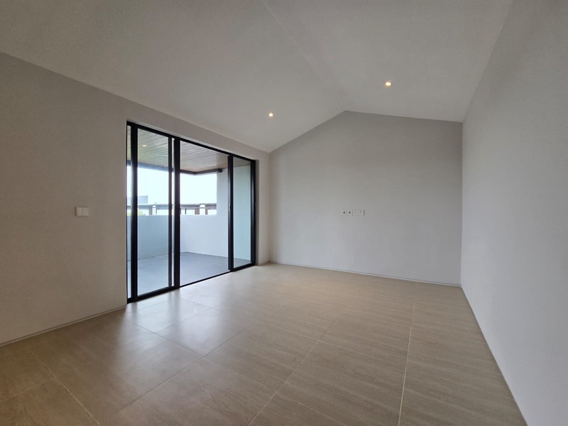 Disewakan Rumah North West Citraland Surabaya - SPESIAL 5 Kamar Tidur  plus Gordyn dan Unit AC  - Best View Danau 