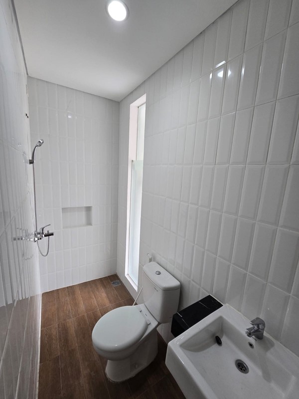 Disewakan Rumah North West Citraland Surabaya - SPESIAL 5 Kamar Tidur  plus Gordyn dan Unit AC  - Best View Danau 