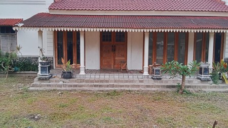 Rumah dengan lokasi di area strategis tengah kota, dekat dengan kawasan Jalan Sultan Agung dan Stasiun Lempuyangan, salah satu ruas jalan akses penting di Yogyakarta. 
