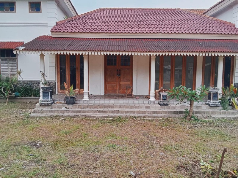 Rumah dengan lokasi di area strategis tengah kota, dekat dengan kawasan Jalan Sultan Agung dan Stasiun Lempuyangan, salah satu ruas jalan akses penting di Yogyakarta. 