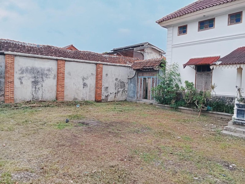 Rumah dengan lokasi di area strategis tengah kota, dekat dengan kawasan Jalan Sultan Agung dan Stasiun Lempuyangan, salah satu ruas jalan akses penting di Yogyakarta. 