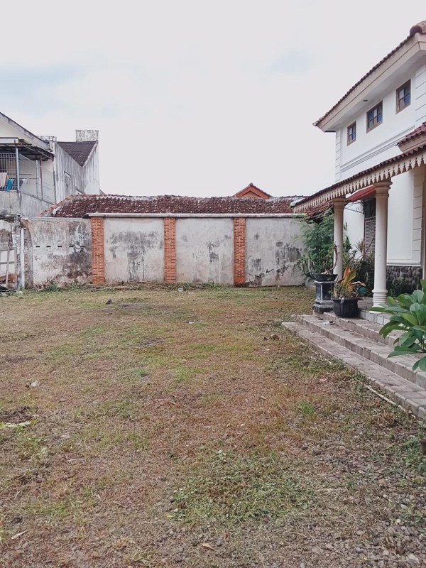 Rumah dengan lokasi di area strategis tengah kota, dekat dengan kawasan Jalan Sultan Agung dan Stasiun Lempuyangan, salah satu ruas jalan akses penting di Yogyakarta. 