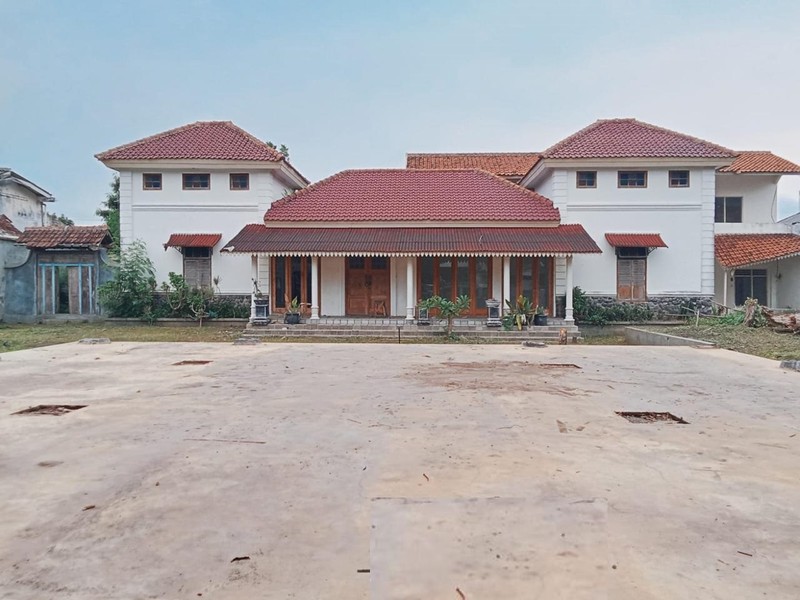 Rumah dengan lokasi di area strategis tengah kota, dekat dengan kawasan Jalan Sultan Agung dan Stasiun Lempuyangan, salah satu ruas jalan akses penting di Yogyakarta. 