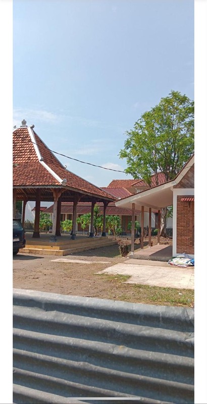 Rumah dengan lokasi di area strategis tengah kota, dekat dengan kawasan Jalan Sultan Agung dan Stasiun Lempuyangan, salah satu ruas jalan akses penting di Yogyakarta. 